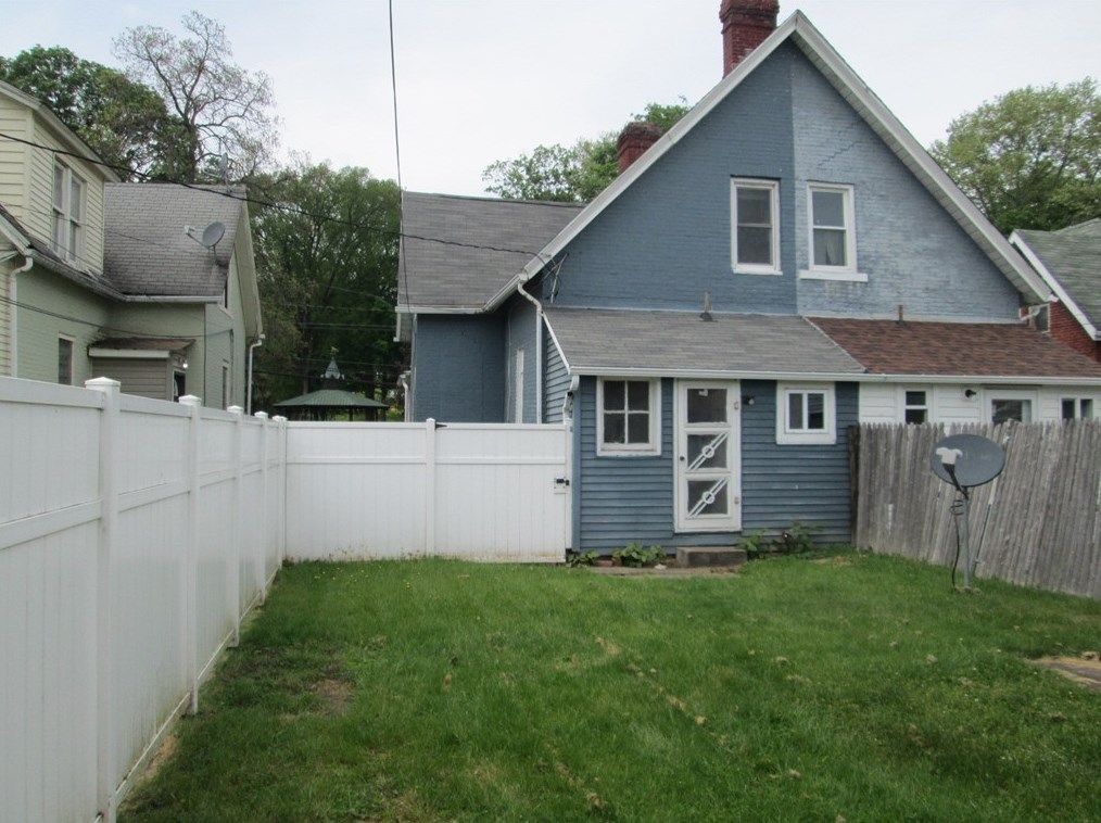 812 4th Ave, Ford City, PA 16226