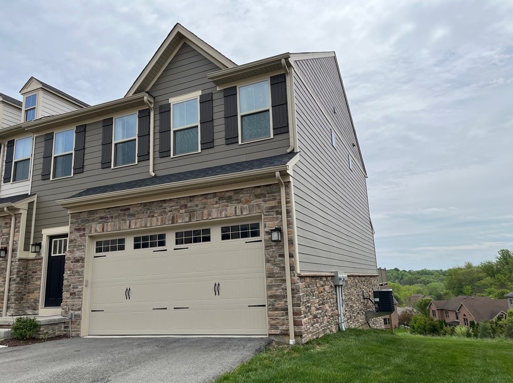 2001 Augusta Ln, Jeannette, PA 15644