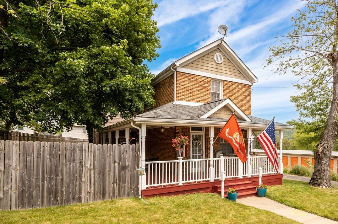 208 37th St Ext West, Beaver Falls, PA 15010