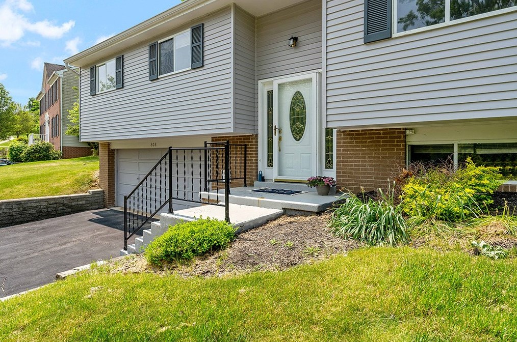 808 Greenhaven Dr, Bethel Park, PA 15102-2223