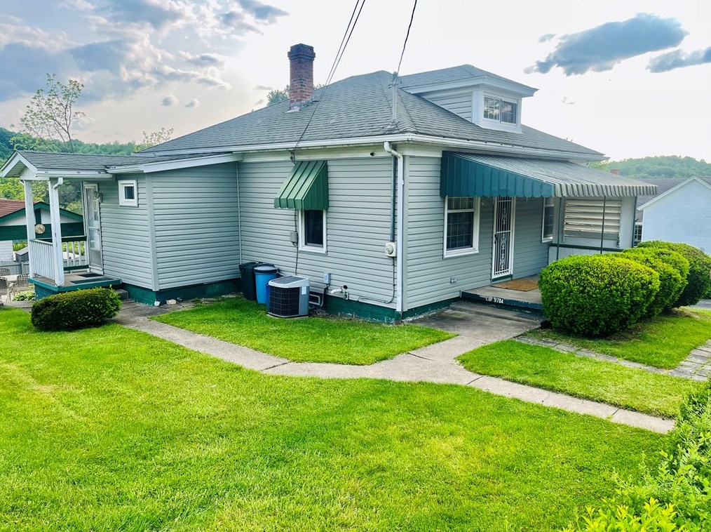 704 Baughman Ave, Jeannette, PA 15644