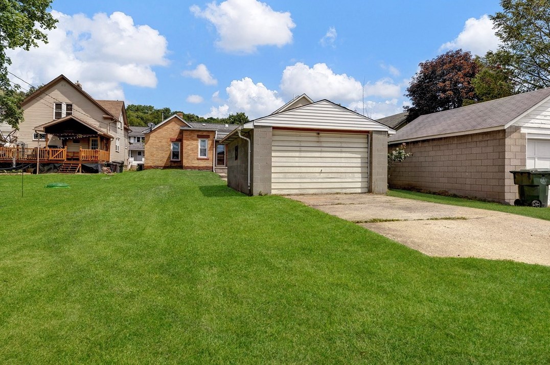 637 Line Ave, Ellwood City PA  16117-1124 exterior