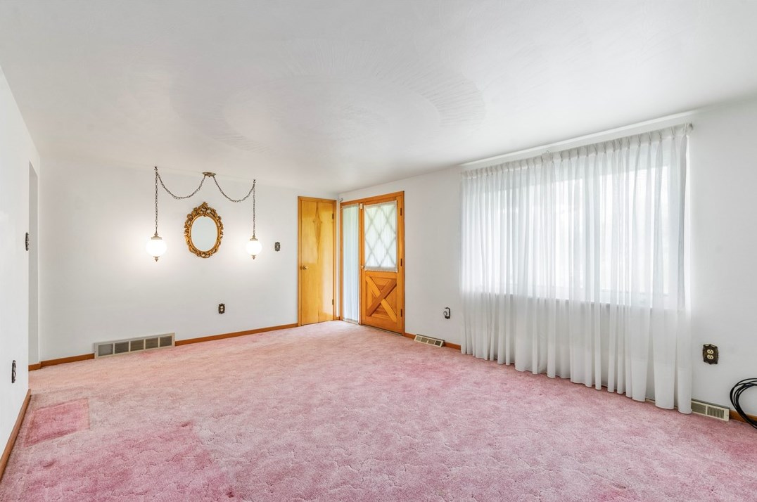 1046 Sun Valley Rd, North Huntingdon, PA 15642-8004
