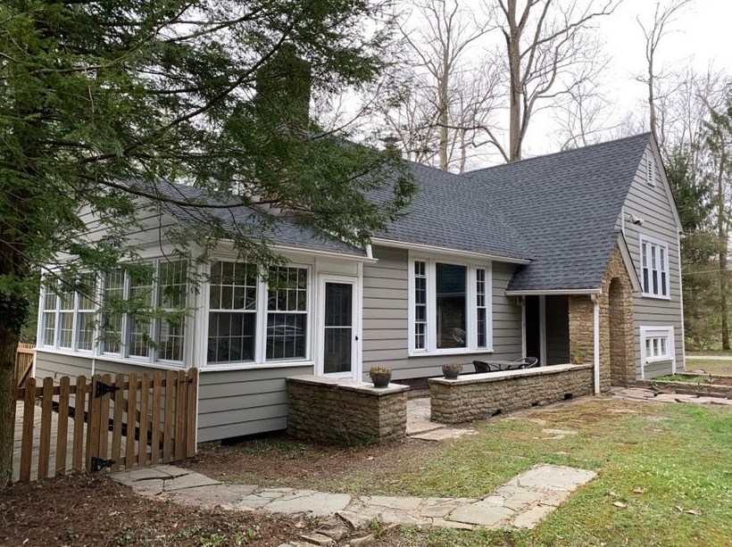 16 White Oak Rd, Laughlintown, PA 15655