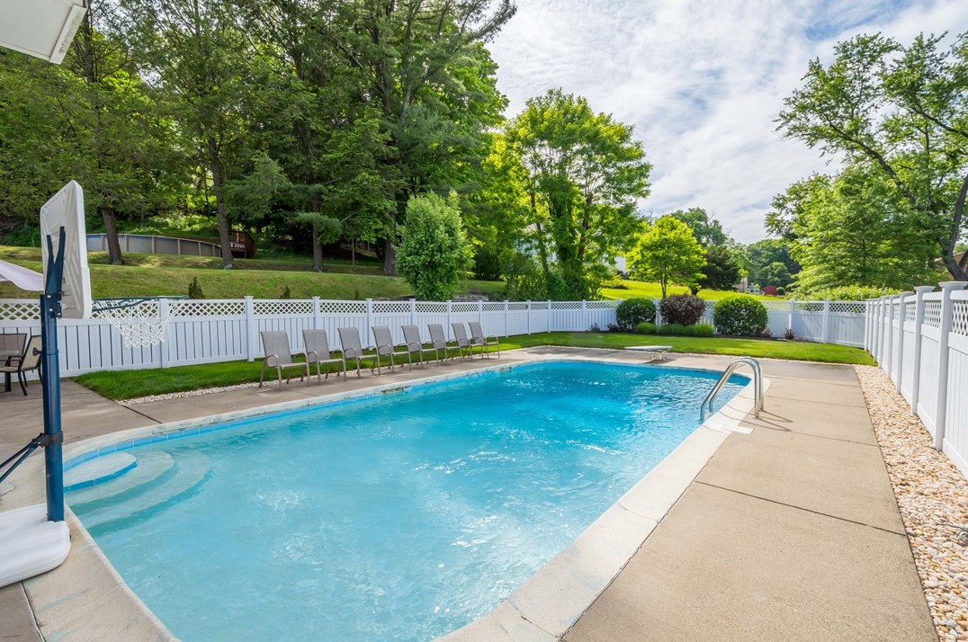 7006 Lawrence Dr, Bethel Park, PA 15102-3916
