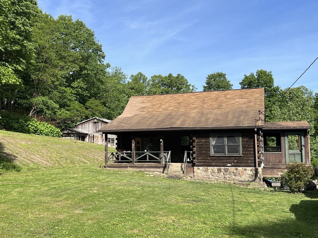 1149 School Rd, Apollo, PA 15613