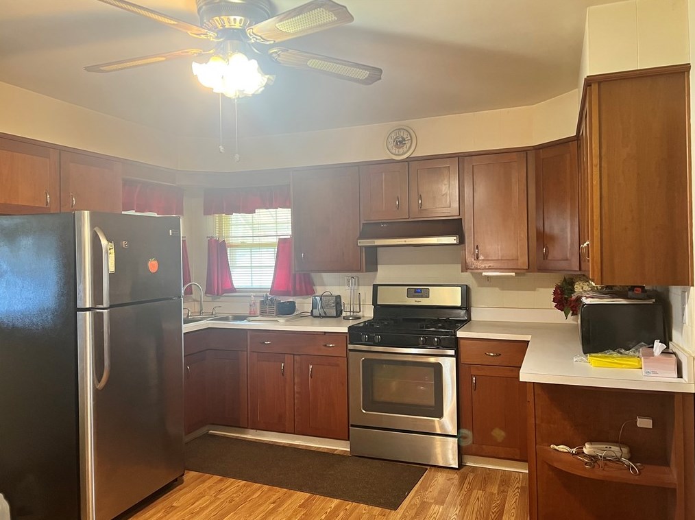 380 Pittsburgh Cir, Ellwood City, PA 16117-2142