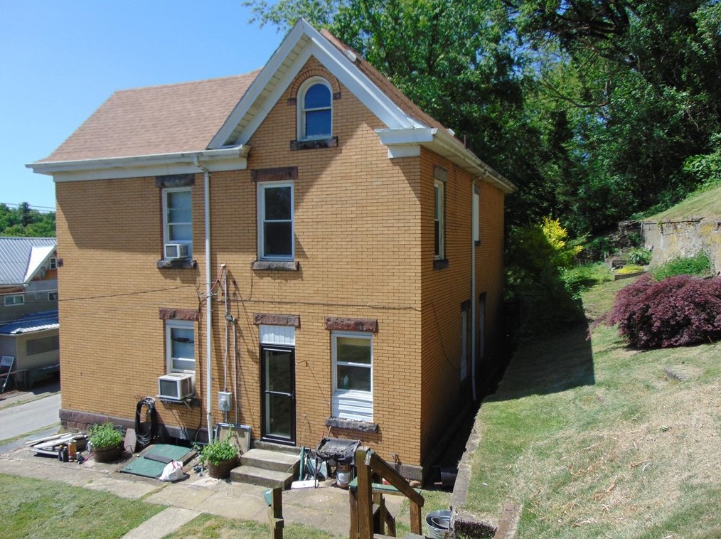 279 E Fairview Ave, Connellsville, PA 15425