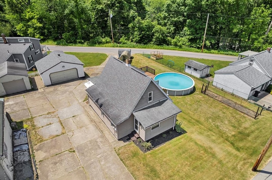 16 Elm St, Ambridge, PA 15003