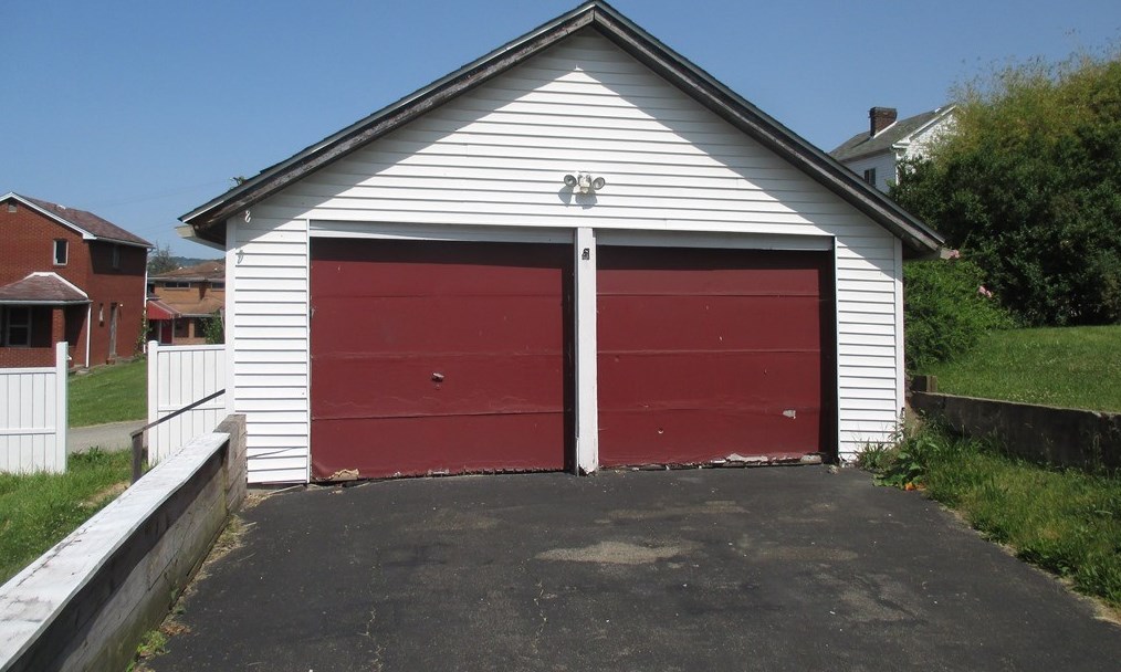 409 33rd St, Mckeesport, PA 15132-7214