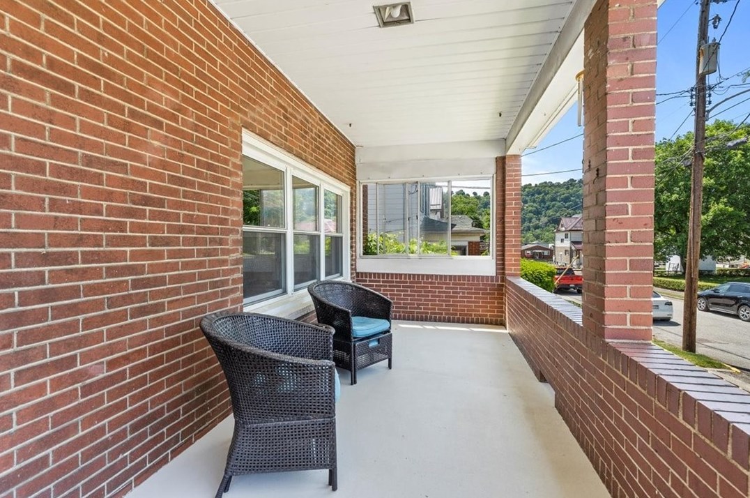 224 Oak St, Springdale, PA 15144-1523