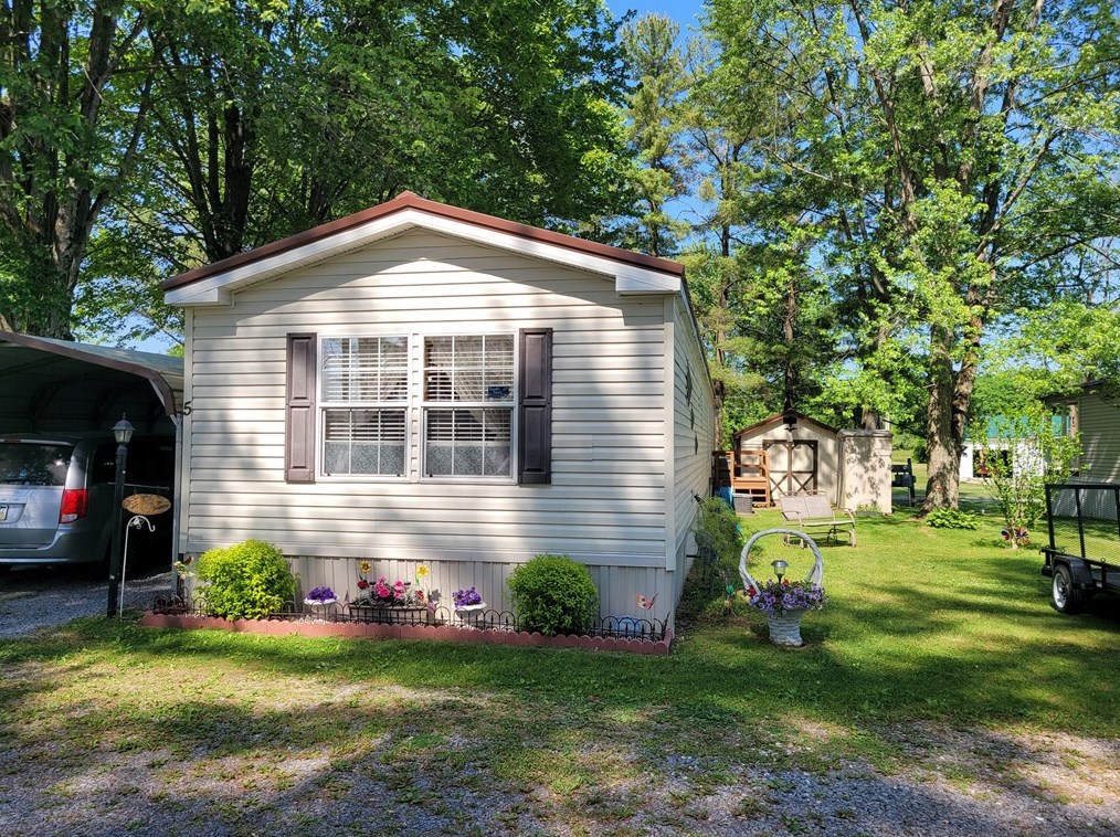 5 Quartz Ln, Grove City, PA 16127