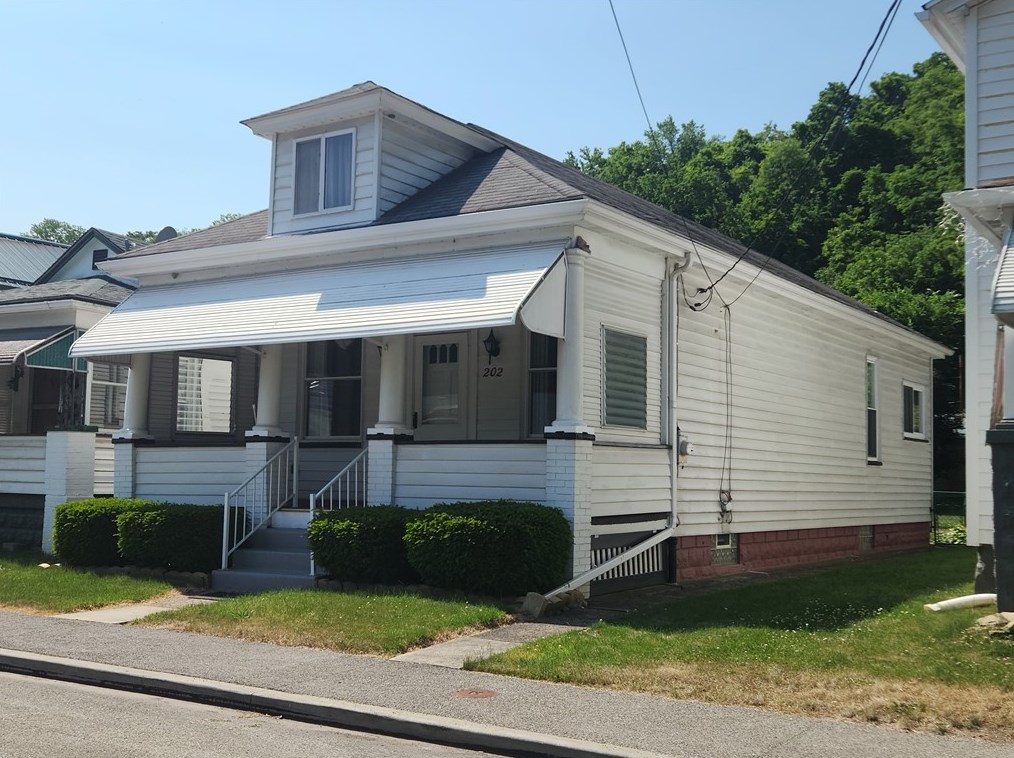 202 Mckinley Ave, East Vandergrift, PA 15629