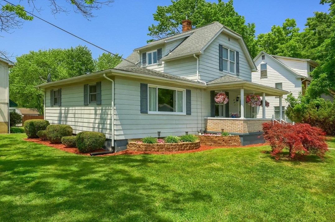 536 Frisco Ave, Ellwood City, PA 16117-4109