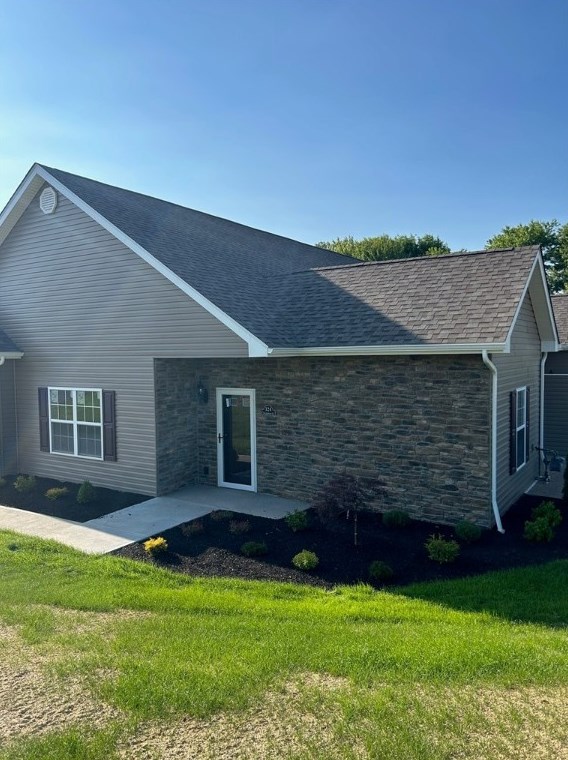 124 Waterford Ct, Ellwood City, PA 16117-3041
