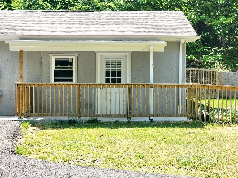 185 River Rd, Ellwood City, PA 16117-5233