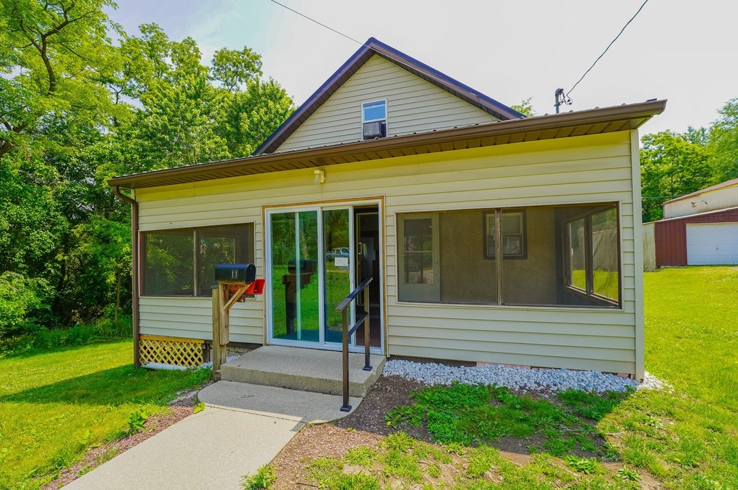 11 Homestead St, New Castle, PA 16101