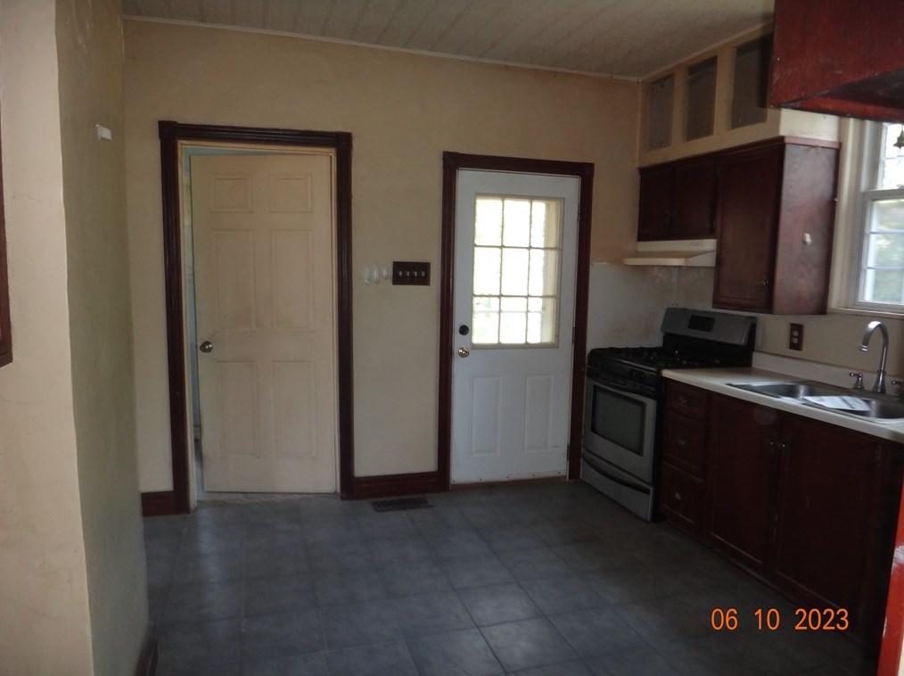 455 Jefferson St, Evans City, PA 16033