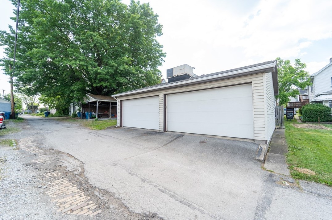 212 5th St, Youngwood, PA 15697-1318