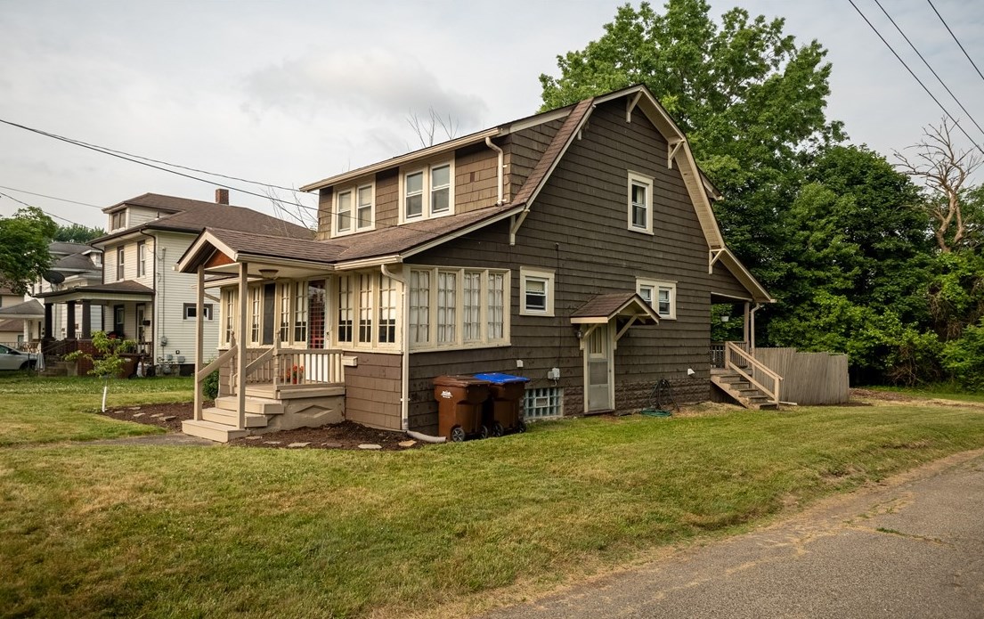 1129 Hall Ave, Hermitage, PA 16146