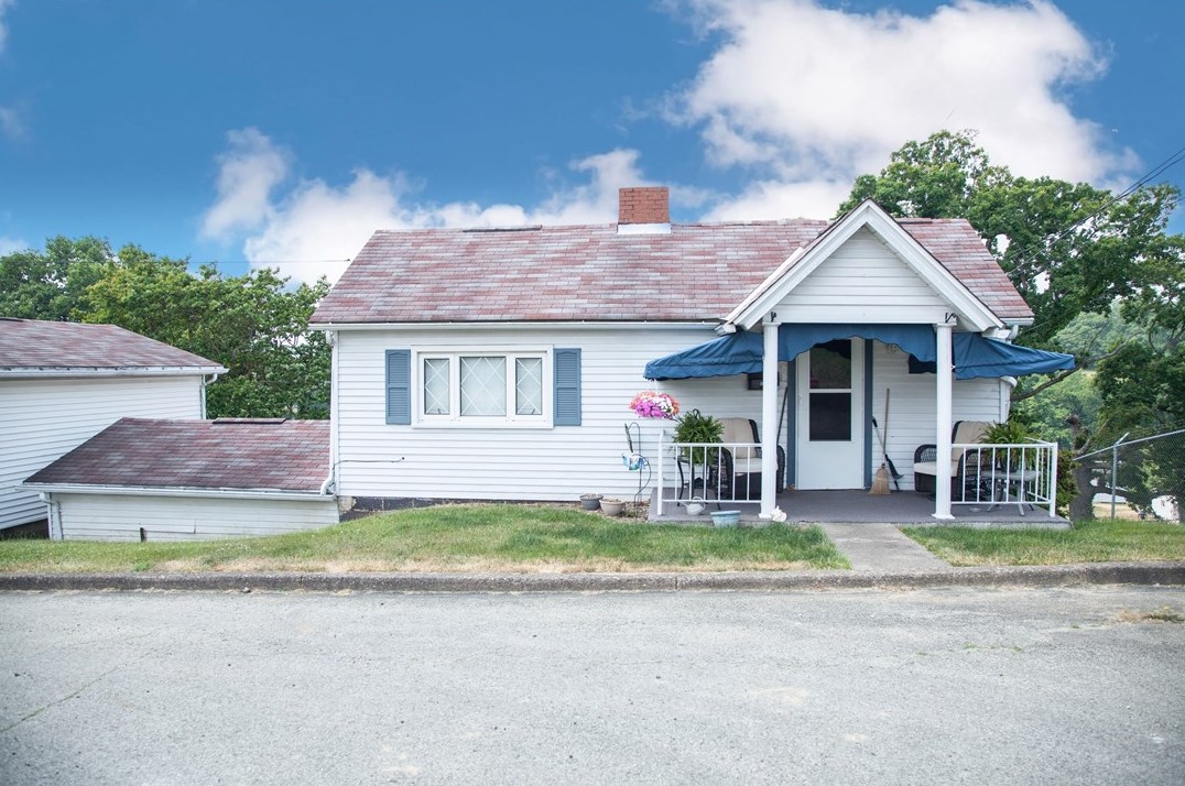 423 Woodland Ave, North Charleroi, PA 15022-1256