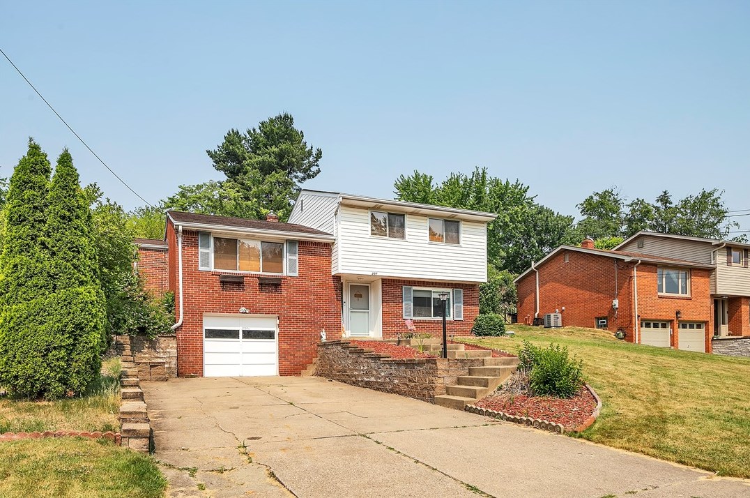 207 Centerdale Rd, Moon Twp, PA 15108-2603