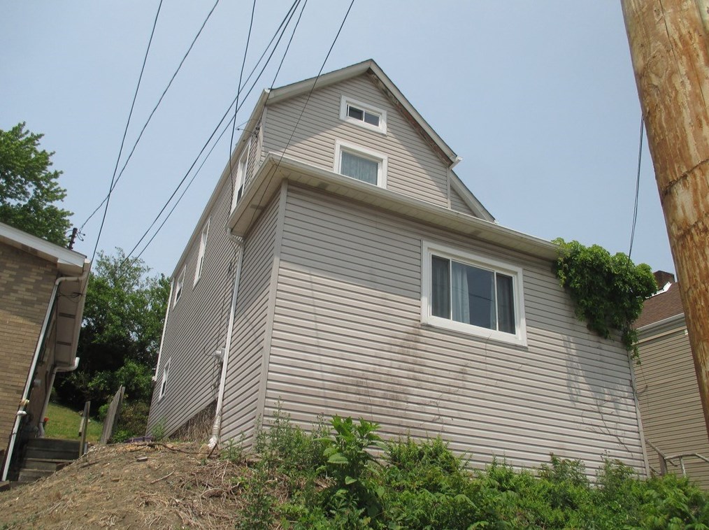 1232 Broadway St, East Mckeesport, PA 15035-1608