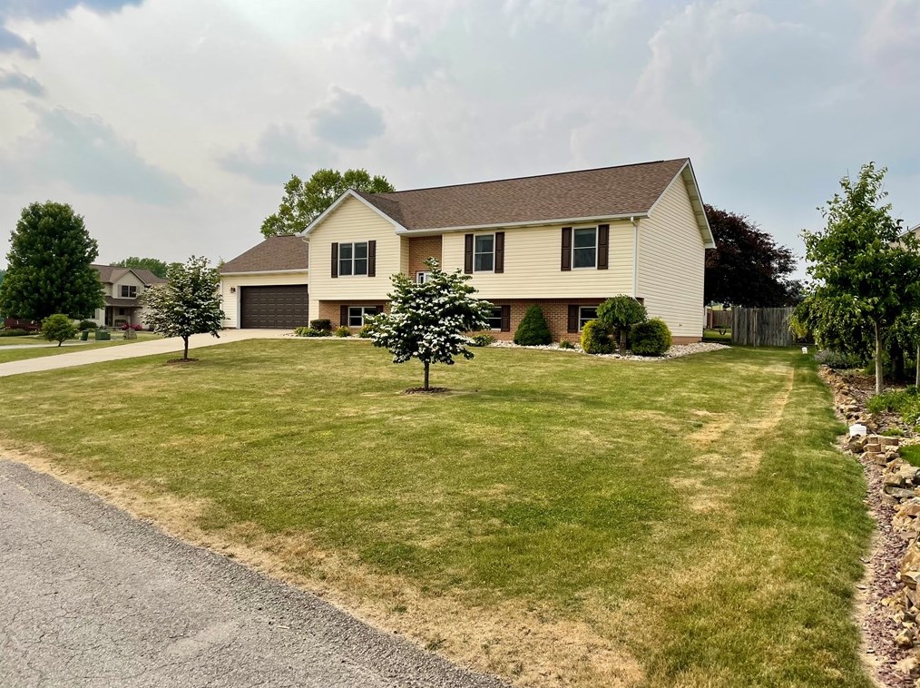 120 Jeffrey Dr, Mount Pleasant, PA 15666-9181