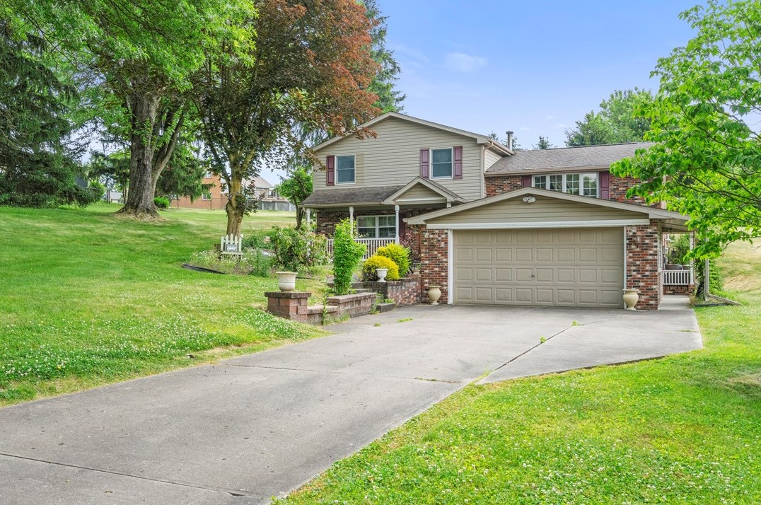 729 Woodlawn Dr, Houston, PA 15342-1242