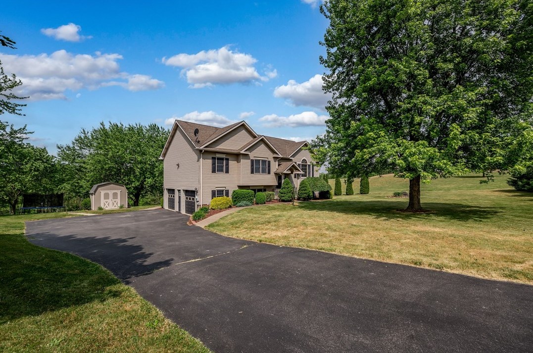 421 Protzman Rd, Butler, PA 16002-8508