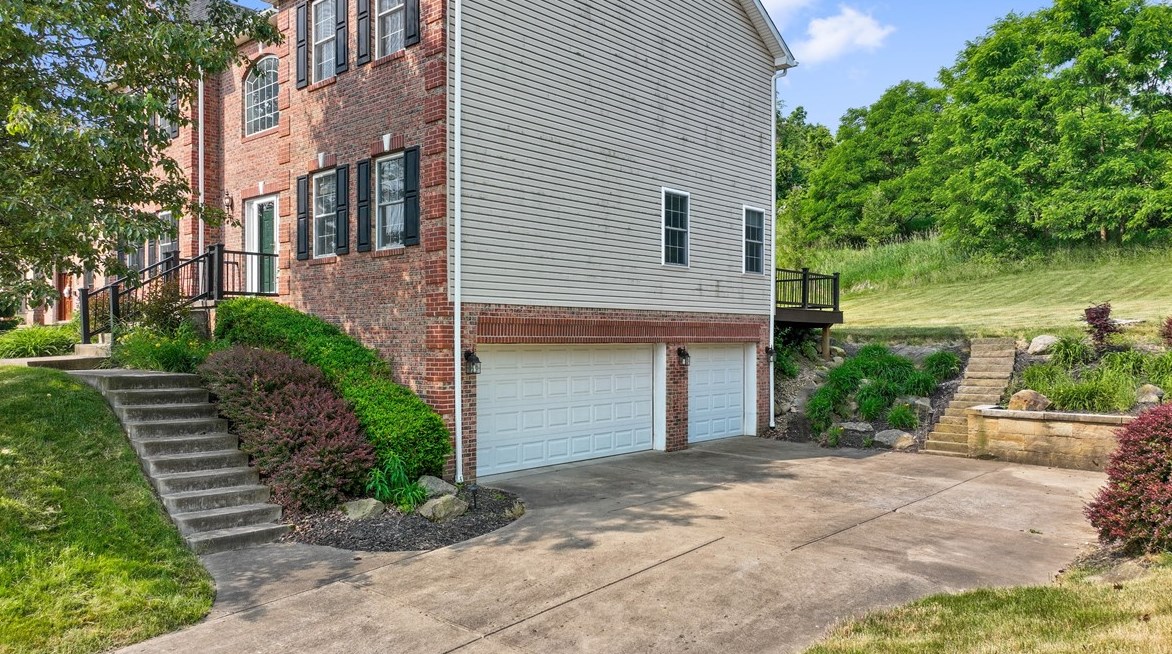 1048 S Lake Dr, Gibsonia, PA 15044
