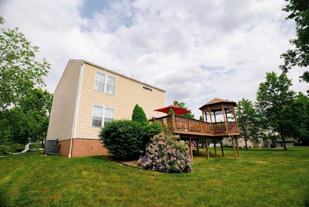 15 Tall Trees Ct, New Castle, PA 16105