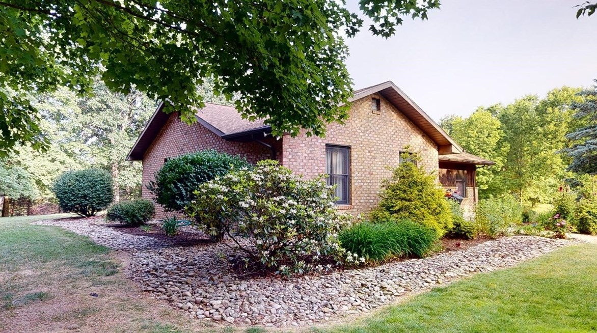 13 Woodlawn Dr, Freeport, PA 16229-1940