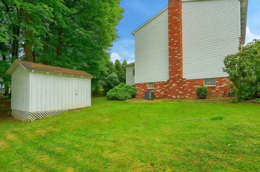 102 Bedford Ct, Butler, PA 16001-3303