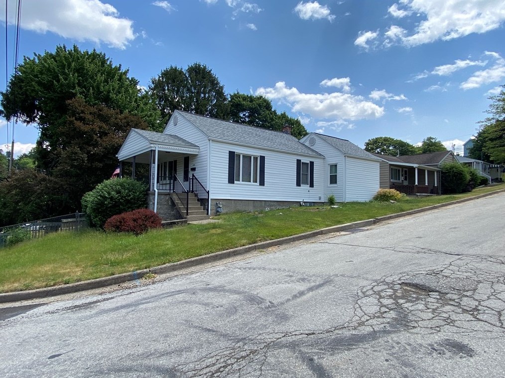 1100 Thompson St, Jeannette, PA 15644