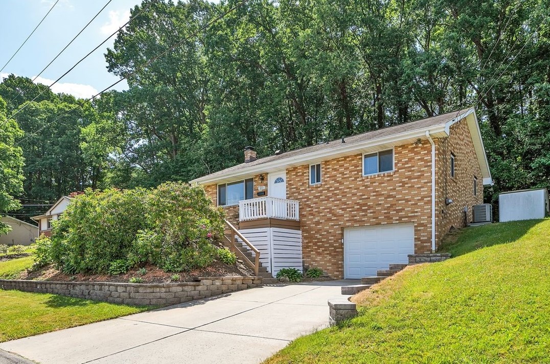 211 Hillside Dr, Zelienople, PA 16063
