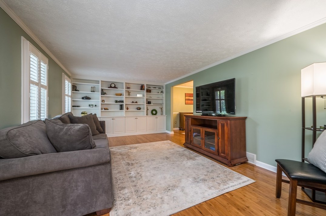 564 Sunset Dr, Penn Hills, PA 15228