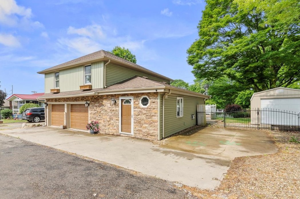117 Birch St, Ellwood City, PA 16117-5503