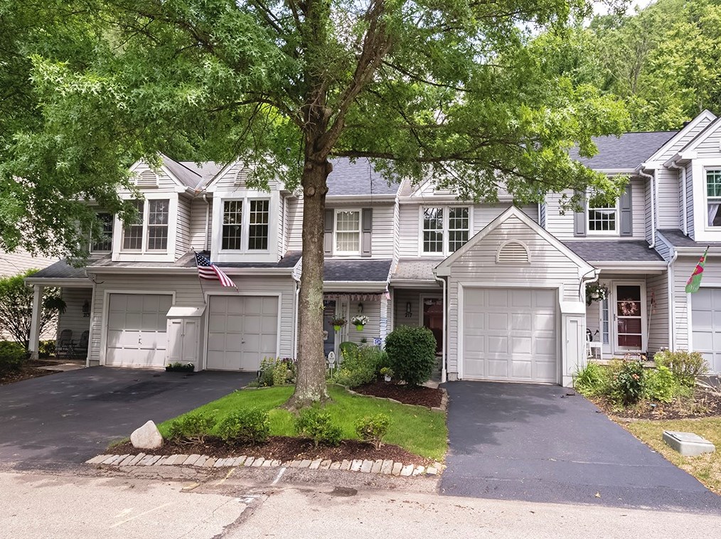 217 Commons Dr, Oakmont, PA 15139
