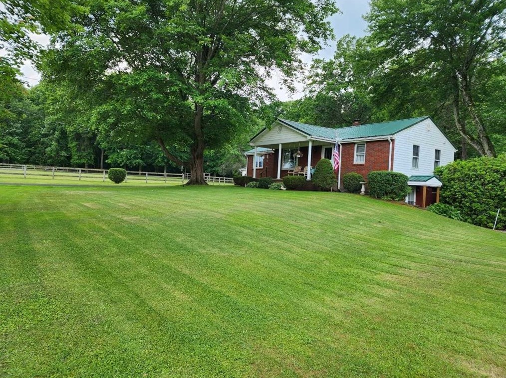 1705 Evergreen Rd, Pulaski, PA 16143-1915