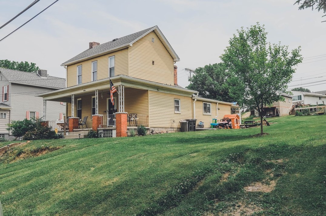 12 Becker St, Houston, PA 15342