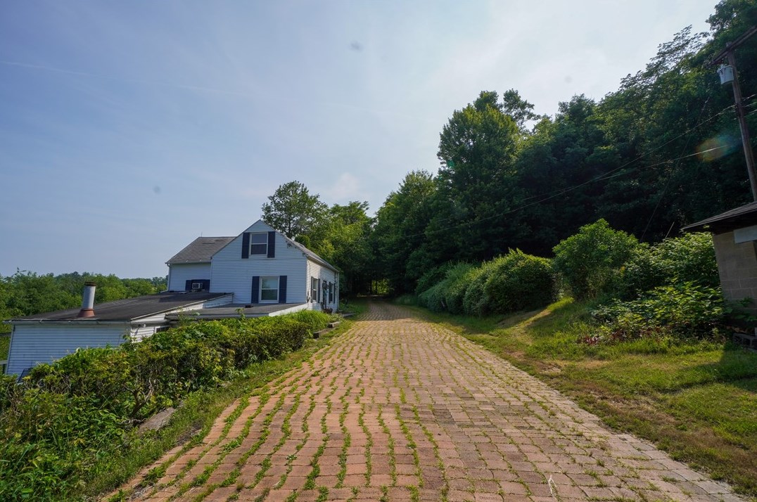 111 Gatty Ln, Tarentum, PA 15084-3822