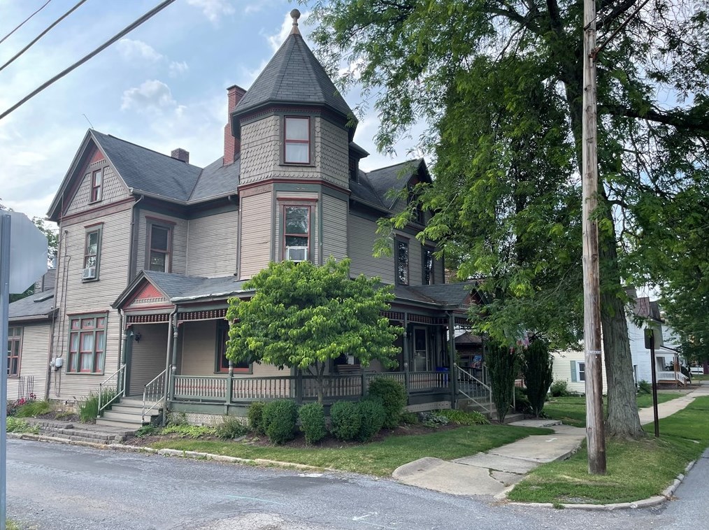 132 9th St, Indiana, PA 15701-1713