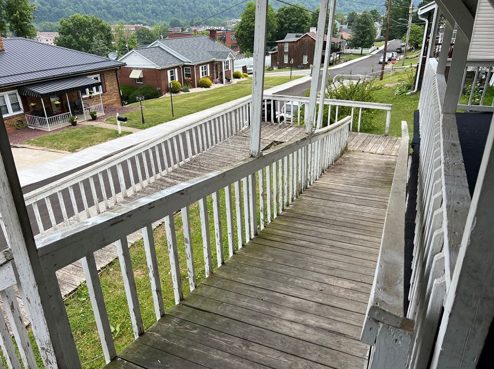 51 5th St, California, PA 15419