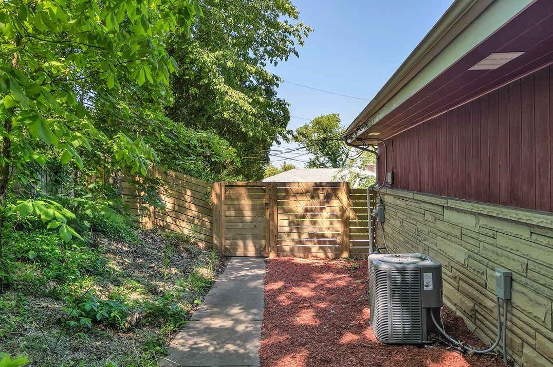 1562 Fairmont Dr, New Kensington PA  15068-5856 exterior