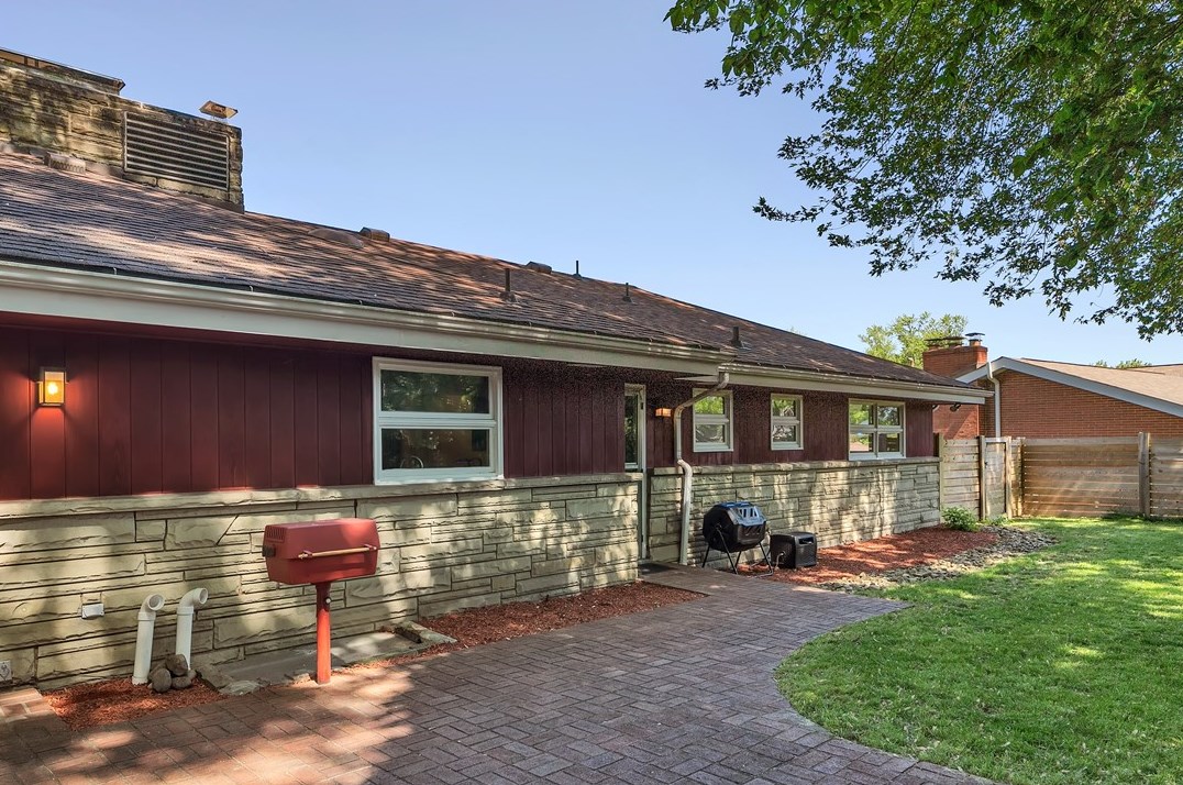 1562 Fairmont Dr, New Kensington PA  15068-5856 exterior