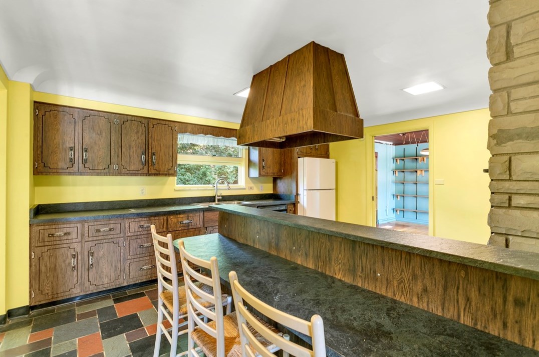 1562 Fairmont Dr, New Kensington PA  15068-5856 exterior