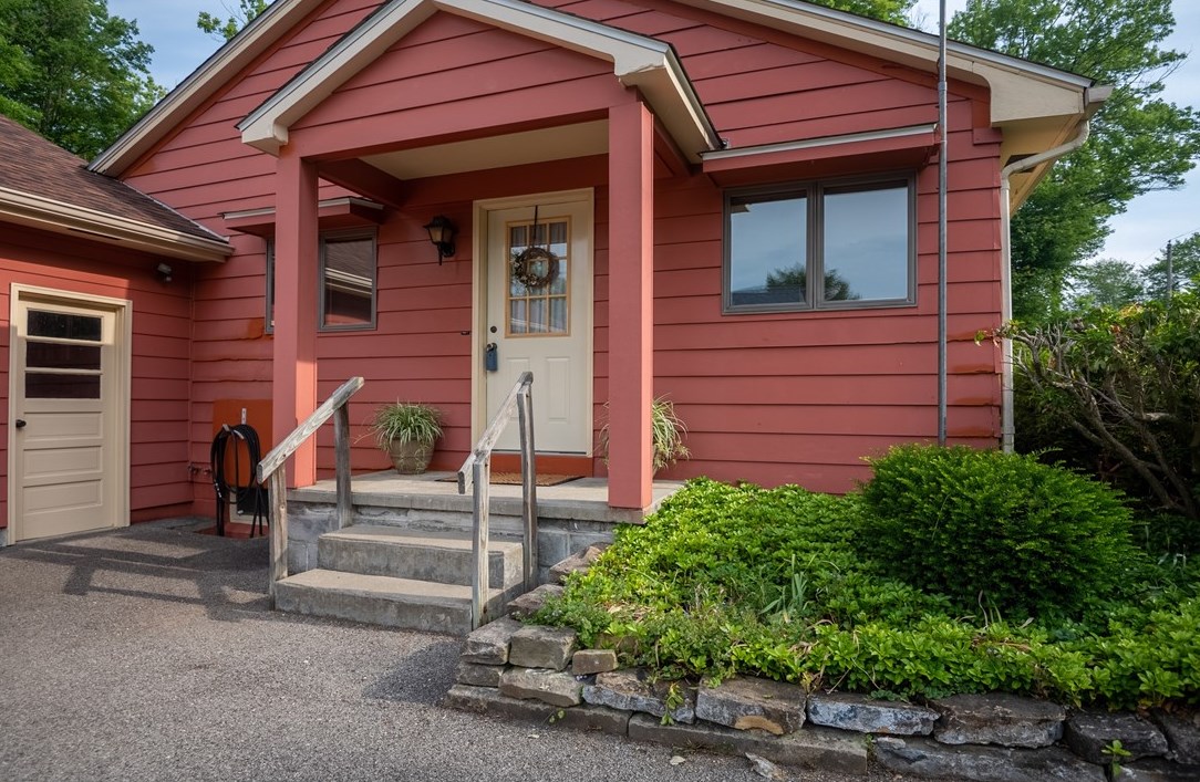 856 Sugar Hollow Rd, Hermitage, PA 16148