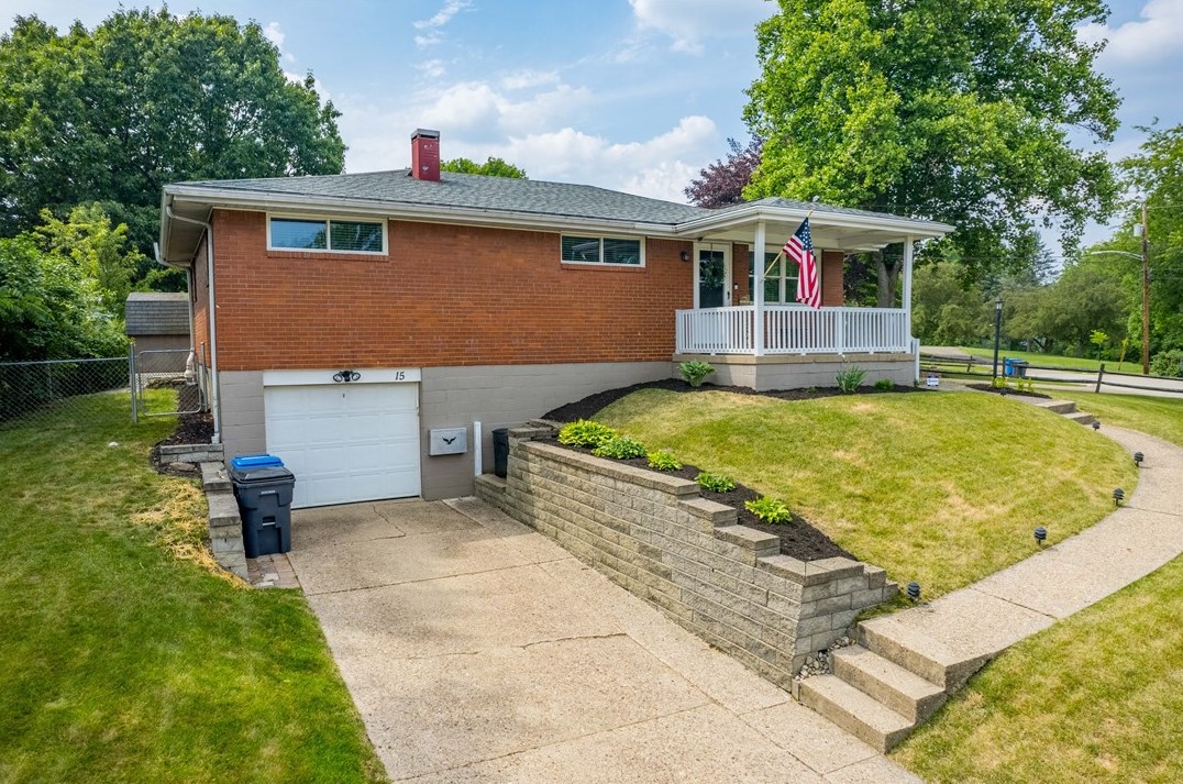 15 Greenview Dr, Collier Township, PA 15106