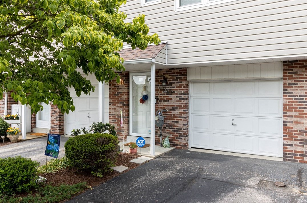 108 Old Village Ln, Bethel Park, PA 15102